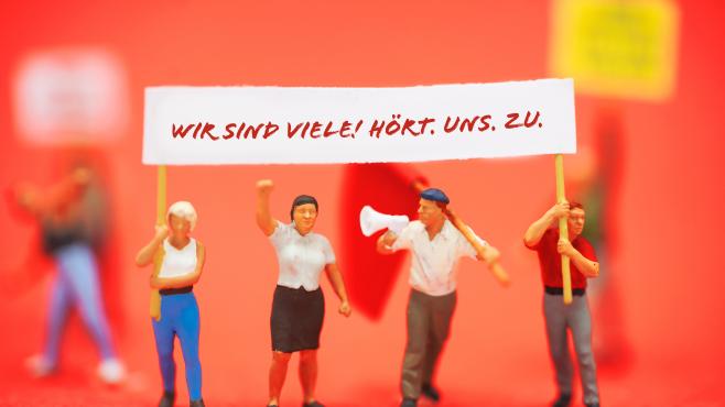 Menschen bei einer Demonstration Menschen Demonstration Miniatur